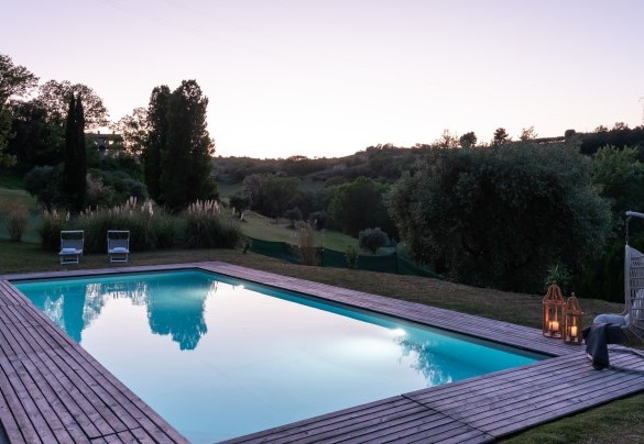 The swimming pool is rectangular and has three internal steps for access to the water –  I Lauri