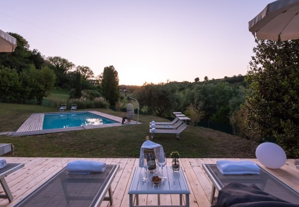 The solarium area, partly lawn and partly wood, is equipped with sunbeds, umbrellas, tables and a porch swing –  I Lauri	