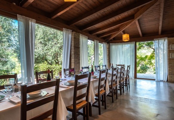 Dining area in the wooden pergola –  I Lauri