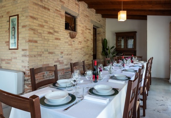 Dining area in the wooden pergola –  I Lauri