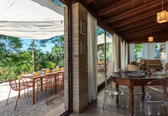 The wooden pergola and the splendid outdoor dining area – I Lauri