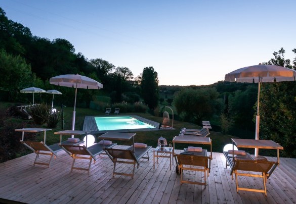 The swimming pool at sunset - I Lauri