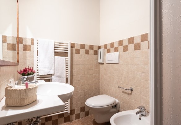 Ensuite Bathroom with shower n. 2 on the first floor –  I Lauri 