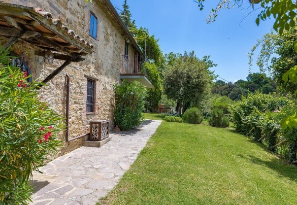 The splendid private garden of I Mandorli with flowers and plants all around