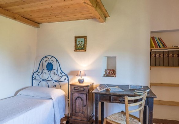 Twin bedroom n. 4 on the first floor of the Farmhouse