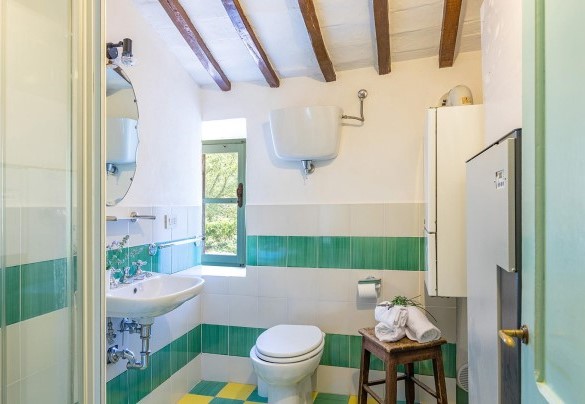 Full bathroom n. 2 adjacent to the bedroom n. 3 on the first floor of the Farmhous