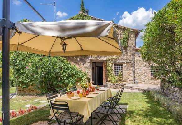 The table outside is ready for the breakfast, at only few steps from the Farmhouse