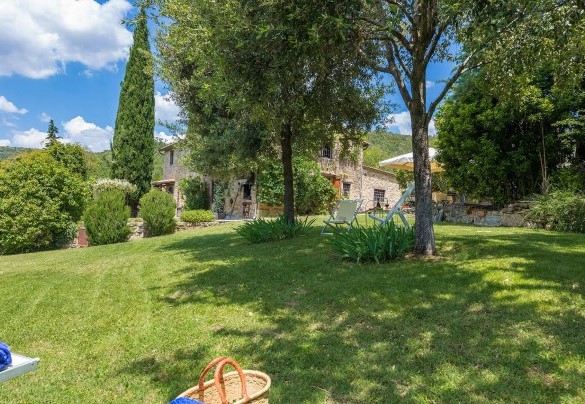 The splendid private garden all around the Farmhouse with old trees