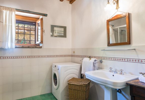 Full bathroom with shower n. 1 on the ground floor of the Villa adjacent to the bedroom n. 1 and n. 2