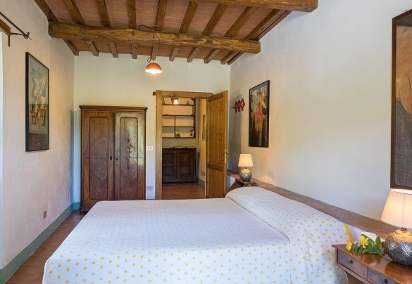 Large double bedroom n. 2  on the ground floor of the Farmhouse with direct access outside 