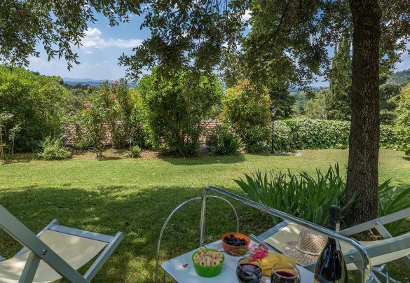 The private garden with chairs and table perfect for an an aperitivo outside in the garden
