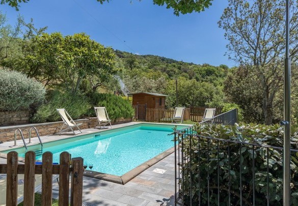 The fenced pool with loungers and chais