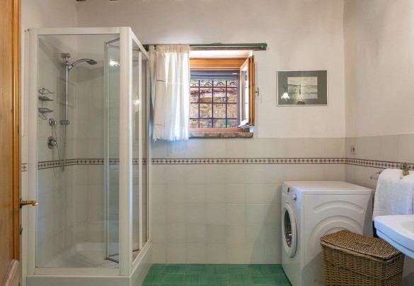 Full bathroom with shower n. 1 on the ground floor of the Famhouse adjacent to the bedroom n. 1 and n. 2