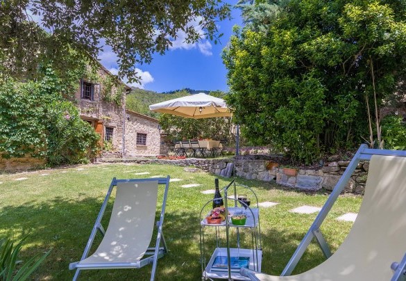The splendid private garden with chairs and table perfect for a prosecco in the garden