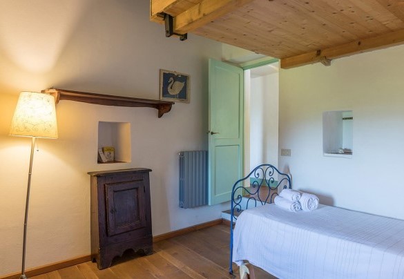 Twin bedroom n. 4 on the first floor of the Farmhouse