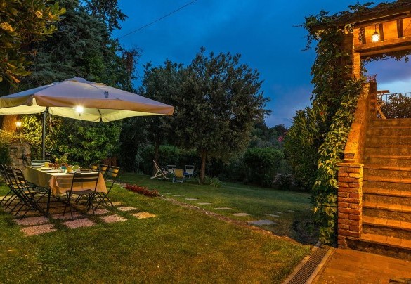 I Mandorli at night with table ready for the dinner all together