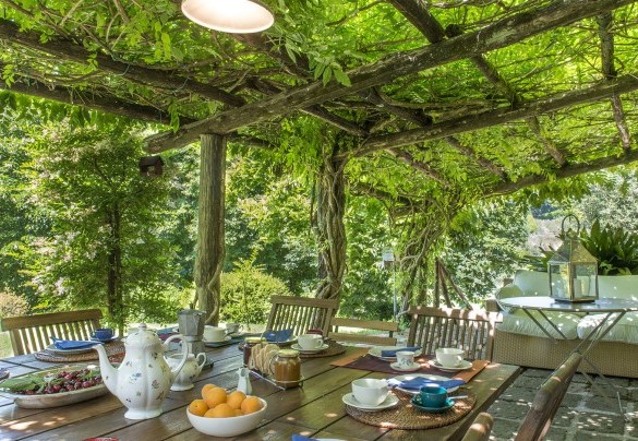 Il gazebo naturale ombreggia il grande tavolo da pranzo esterno - I Piantoni