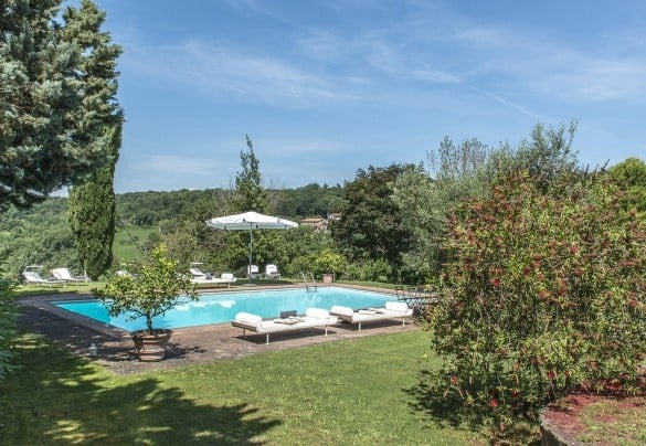 La vasca incastonata al centro del parco - I Piantoni