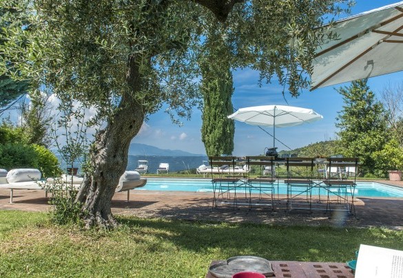Diverse zone relax circondano la piscina - I Piantoni