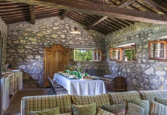 Il caratteristico open space con tavolo da pranzo. Annesso - I Piantoni