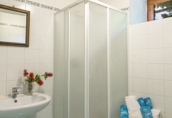 bagno con doccia en-suite alla camera matrimoniale con ingresso indipendente al piano terra. Casale - I Piantoni