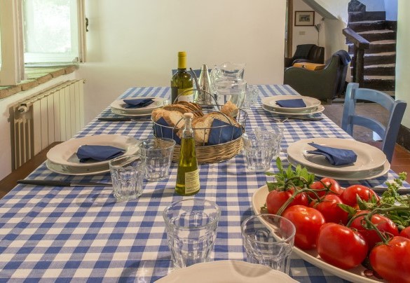 Il tavolo da pranzo nel casale - I Piantoni