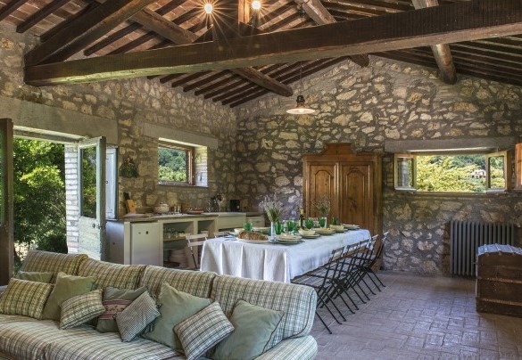 Il caratteristico open space con tavolo da pranzo. Annesso - I Piantoni