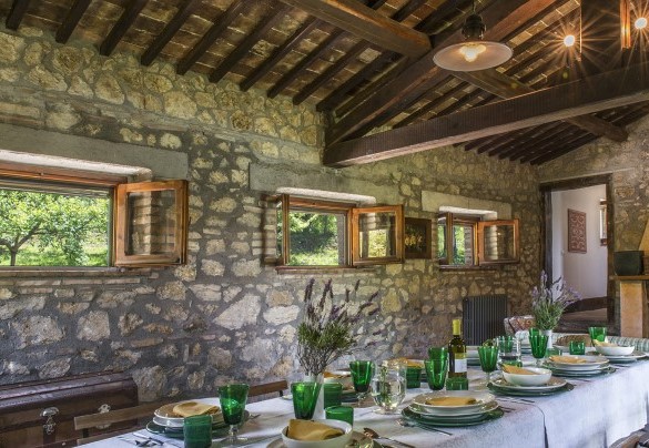 Il caratteristico open space con tavolo da pranzo. Annesso - I Piantoni