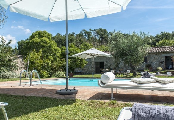 il bordo piscina in pietra - I Piantoni