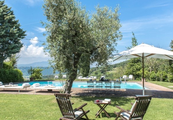 Diverse zone relax circondano la piscina - I Piantoni
