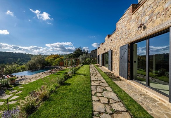 The well-kept lawn surrounds the Dwelling - I Tramonti