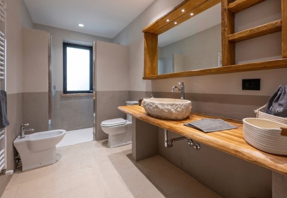 Bathroom with shower n.1 en suite to the bedroom n.1 - I Tramonti