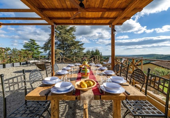 The outdoor dining table, next to the outdoor kitchen, shaded by the pergola - I Tramonti