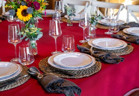 Detail of the dining table that comfortably seats twelve - I Tramonti