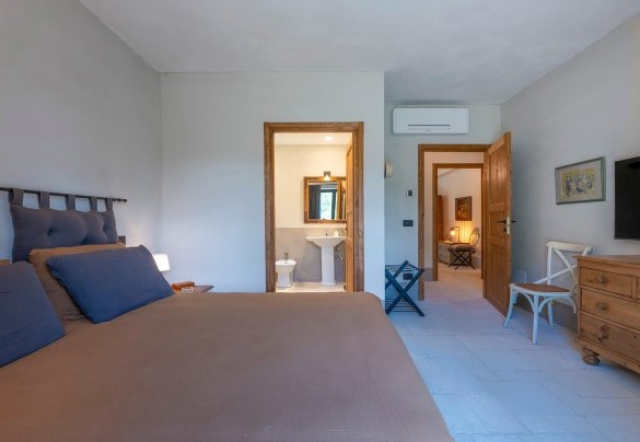 Double bedroom n.3 with en suite bathroom and exit in the garden, on the ground floor - I Tramonti