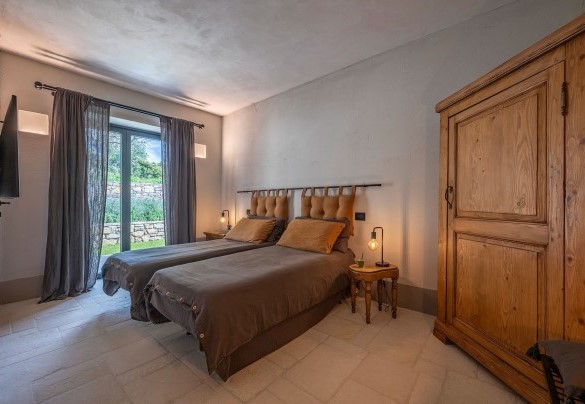 Twin bedroom n.4 with en suite bathroom and exit in the garden, on the ground floor - I Tramonti