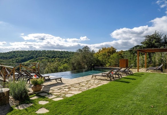 The pool measuring 11.50 x 4.75 m with a constant depth less of 1.50 m; access via four corner steps - I Tramonti