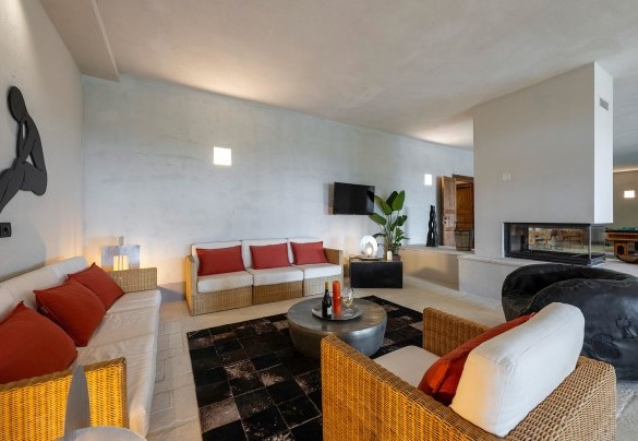 The open-plan living room with TV area and ornamental fireplace, in the basement - I Tramonti