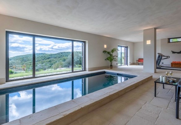 The heated indoor swimming pool measures 6,11 x 2,35 m, deep 1 m, with hydromassage - I Tramonti