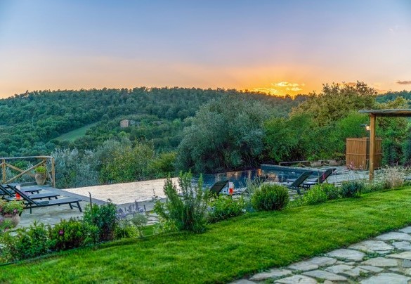The swimming pool in the light of a poetic sunset - I Tramonti