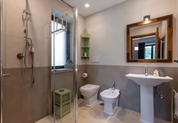 Bathroom with shower n.3 en suite to the bedroom n.3 - I Tramonti