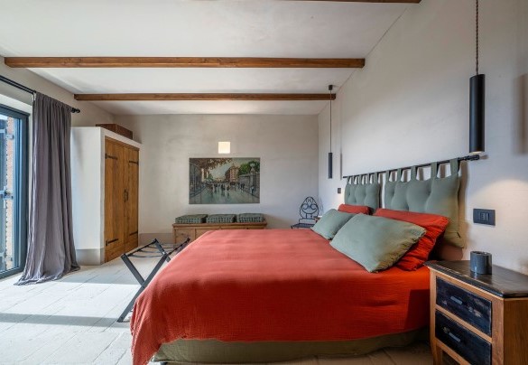 Double bed in room with indipendent entrance on the ground floor - I Tramonti