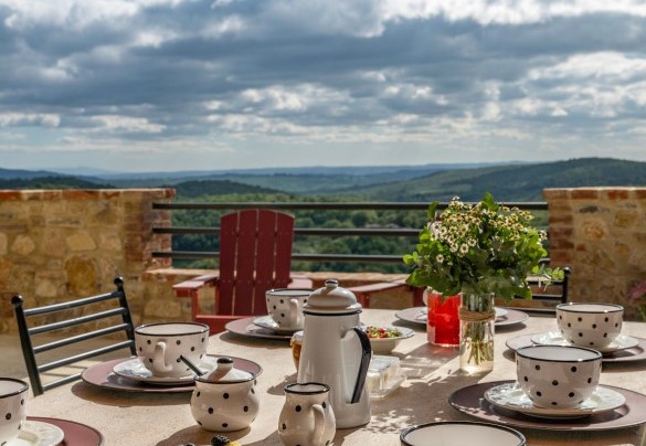 The view from the terrace over the Umbrian hills that outline the horizon - I Tramonti