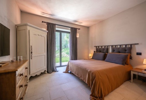 Double bedroom n.3 with en suite bathroom and exit in the garden, on the ground floor - I Tramonti