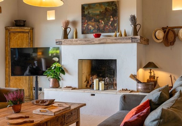The bright living room with a decorative fireplace - I Tramonti