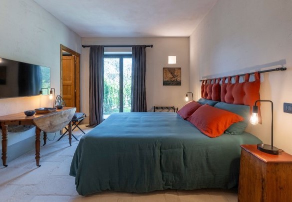 Double bedroom n.2 with en suite bathroom and exit in the garden, on the ground floor - I Tramonti