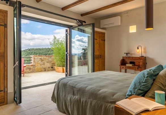 Double bedroom n.1 with en suite bathroom and exit in the terrace, on the ground floor - I Tramonti