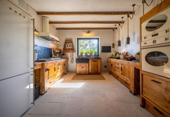 The bright and well-equipped kitchen - I Tramonti