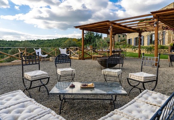 The outdoor living room next to the outdoor kitchen - I Tramonti