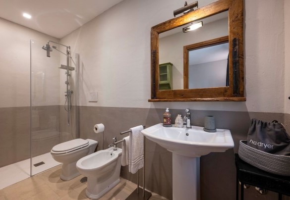 Bathroom with shower n.2 en suite to the bedroom n.2 - I Tramonti